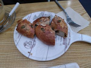 Cinnamon bagel at Rainbow Crust in Busan