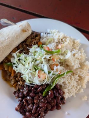Rice, beans, soy meat, tortilla and salad at Comedor Pa' mi gente in Leon