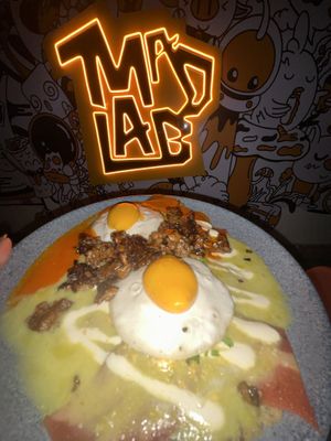 Webos rancheros. 100% plant based, con proteína vegetal y tocino vegetal. Me encantan y son mi platillo favorito.   at Mad Lab in Mexico City