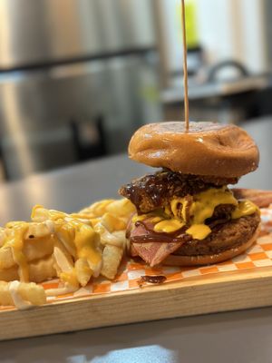 Hamburguesa western, me encanta que quedas satisfecho, y es deliciosa   at Mad Lab in Mexico City