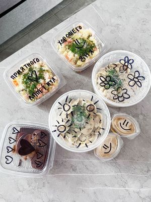 It's soooo cool that Borshof offers delivery! Especially super valuable on winter days! Here's our order: vegan Olivier, vegan dumplings (pelmeni), hot mustard and vegan Kartoshka cake at BORSHÖF in Yerevan