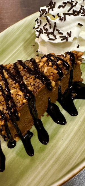 Tarta de crocanti y chocolate at La Villa de Dolly & Parton in Algeciras