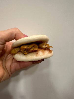 Bao de Heura y mermelada de frambuesa y chile at La Villa de Dolly & Parton in Algeciras
