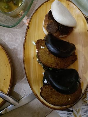 Black Bao con seitan moruno y White Bao con morcilla vegana at La Villa de Dolly & Parton in Algeciras
