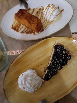 Brownie blonde de batata con crema de chocolate blanco y tarta de queso horneada con mermelada de frutos rojos at La Villa de Dolly & Parton in Algeciras