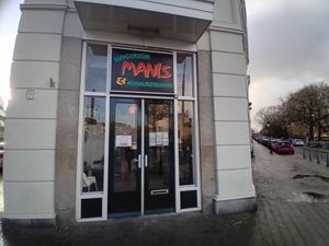 Entrance at Manis in The Hague