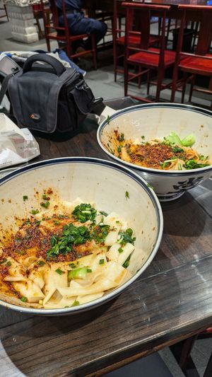 Oily noodles at Shangzhai Leizhali Noodle Restaurant - 尚寨嫽扎咧面馆(钟楼店) in Xian