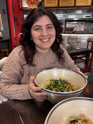 Per farvi capire la dimensione della bowl!  at Shangzhai Leizhali Noodle Restaurant - 尚寨嫽扎咧面馆(钟楼店) in Xian