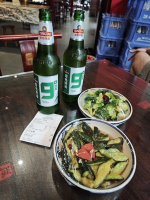 Side dishes and beers at Shangzhai Leizhali Noodle Restaurant - 尚寨嫽扎咧面馆(钟楼店) in Xian