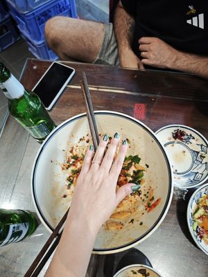 Size of the noodle bowl and my hand for reference at Shangzhai Leizhali Noodle Restaurant - 尚寨嫽扎咧面馆(钟楼店) in Xian