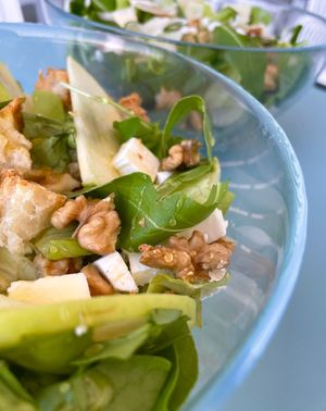 Insalata la mandra con mela verde noci e formaggio di capra  at Marea in Ischia