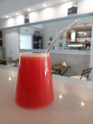 Succo naturale di pompelmo, mela verde e fragola at Marea in Ischia