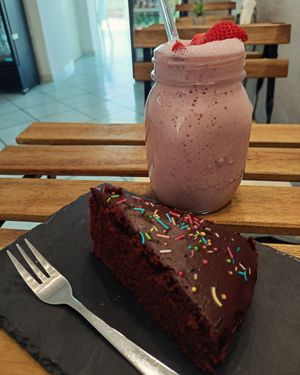 Smoothie di fragola con torta vegana al cioccolato  at Marea in Ischia