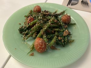 Beans en tomatoes with tahini and sesame hemp seeds  at F LIFE  in Veldhoven