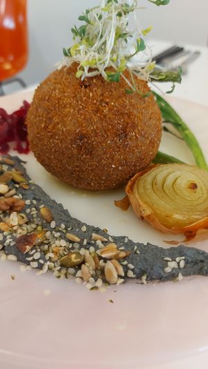 Rijstbal die vooral deed denken aan een veel te dure nasibal at F LIFE  in Veldhoven