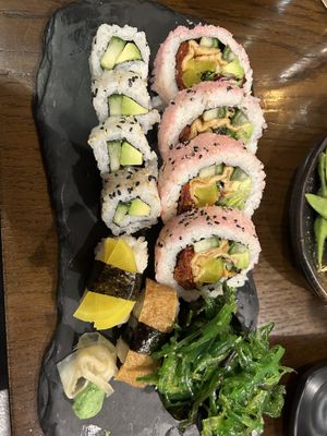 sushi box con 4 futomaki, 4 maki cetriolo e avocado, 2 nigiri ( uno con tofu simil anguilla e uno con daikon) e 2 gunkan con alghe wakame   at Banyi Japanese Dining in Dublin