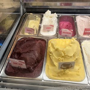 vegan flavors (labeled in the top right corner)  at Il Gelato Hawaii in Honolulu