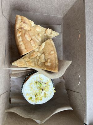 Veganer Mohnkäsekuchen, Pistazienmuffin  at Veganaria in Ponta Do Sol