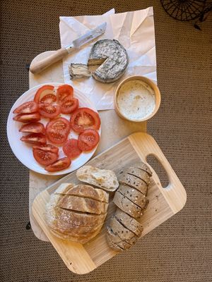 Veganer Blauschimmelkäse & Kräuterfrischkäse  at Veganaria in Ponta Do Sol