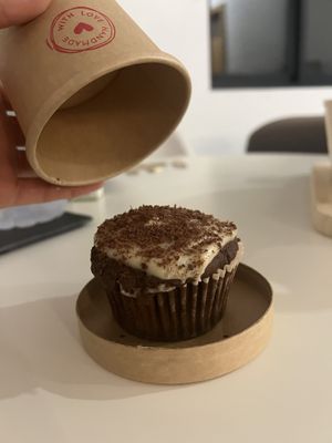 Veganer Schokumuffin mit Cremfüllung  at Veganaria in Ponta Do Sol