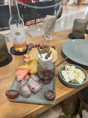 „Die Gloreichen 5“ Veganer Käsetestteller (mit Scharfskäse, Frischkäse, Camanbert usw.)   at Veganaria in Ponta Do Sol