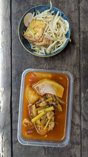 takeaway sour curry (gaeng som) and bean sprouts stir fry (pad tua gnok) at Raan Mae Anong Vegetarian - ร้านแม่อนงค์อาหารมังสวิรัติ in Bangkok