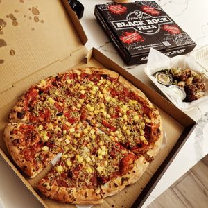 Delicious vegan pizza and cauliflower wings :3 at Black Rock Pizza in Kihei