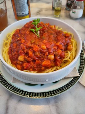 Spaghetti met tomaten-groentensaus en kikkererwten (vast op het menu) at De Coupee in Herne