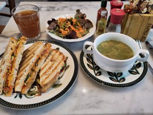 Croque Coupee met vegan kaas, salsa putanesca en gegrilde courgette + slasoep at De Coupee in Herne