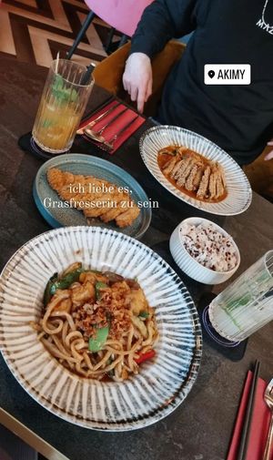 Udon Nudeln, Erdnuss sauce, Kokosmilch mit veganer Ente & veganes Huhn at Akimy in Munich