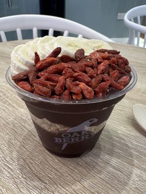 “The one” goji berries, banana, granola   at Oakberry in London