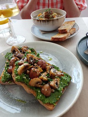 Soup and sautéed mushroom toast at Cult n' Art Café in Alvor