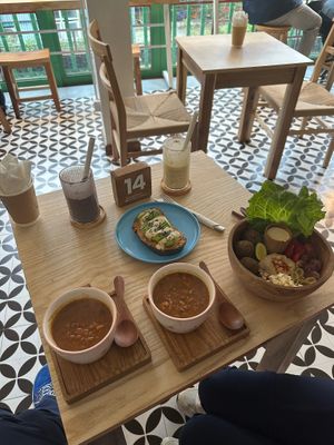 Unser gedeckter Tisch mit sehr leckerer Vorspeise und Hauptgang.  at iVegan Supershop Old Quarter Hanoi - Healthy Plant Based Cafe in Hanoi