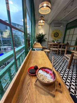 Als Nachtisch gewählt, SmoothieBowl und Schoko Ball + SchokoMuffin at iVegan Supershop Old Quarter Hanoi - Healthy Plant Based Cafe in Hanoi