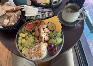 Veganer Frühstücksteller  at Jederzeit Café in Berlin