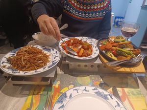 Vegan sweet and sour chicken and black bean veggies with tofu at Ho Chan House in Antwerpen