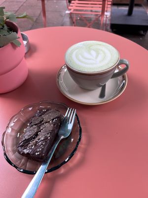 Matcha latte with oat milk and vegan brownie   at Le Petit Nomad in Strasbourg