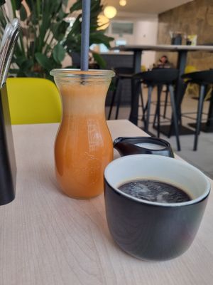 Red Juice (Karotte, Apfel, Ingwer) & Americano mit Oatly at Manufaktur LÄKA in Loerrach