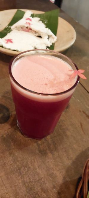 Suco revigorante com laranja, beterraba, gengibre e aipo at Passiflora in Morro De Sao Paulo