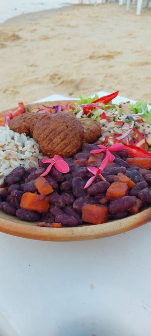 PF: Feijão vermelho, arroz temperado, bolinho de banana, ceviche de manga e saladinha at Passiflora in Morro De Sao Paulo