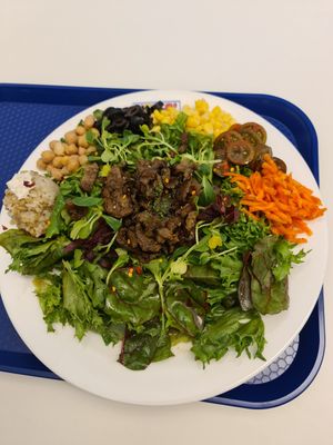Salad with bulgogi at Yella in Gyeongju-si