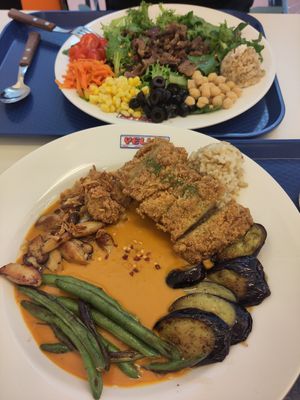 Big Portions: Curry below and salad at Yella in Gyeongju-si