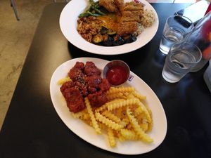 Curry and fried chicken at Yella in Gyeongju-si