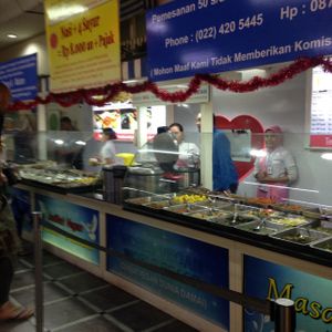 counter with dishes you can choose from at Kuang Ming RM Vegetarian in Bandung