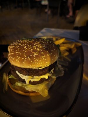 AMAZING vegan Burger at Tindlovu Restaurant - Letaba Rest Camp in Mpumalanga