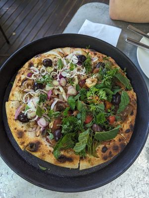 Fugazza y libanesa (pizza grande) at PICSA in Buenos Aires