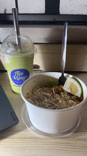vegan thai avocado and vegan pad thai  at Thai Mango in Quezon City