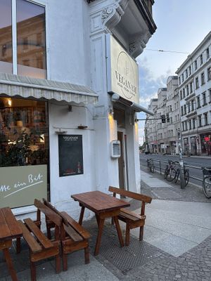 Außenansicht mit Sitzgelegenheiten  at Veganam in Leipzig