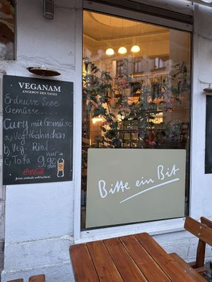 Außenansicht mit Angebote des Tages  at Veganam in Leipzig