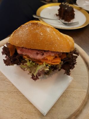 Veganes Lachsbrötchen at tohuus in Eutin